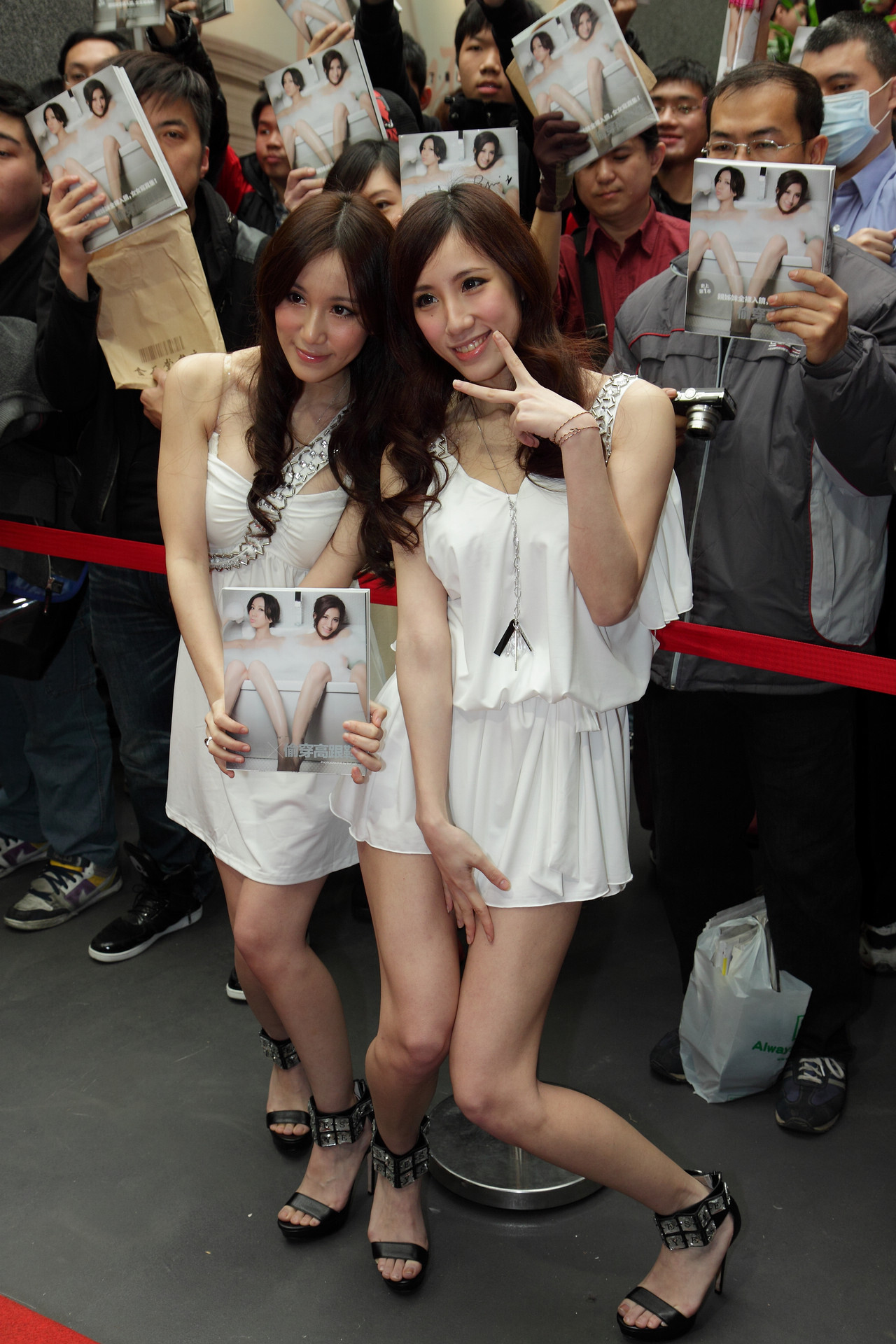 2012 瑤瑤&APPLE寫真書簽書會　雲林健康農業週　家樂福熱鬧開跑